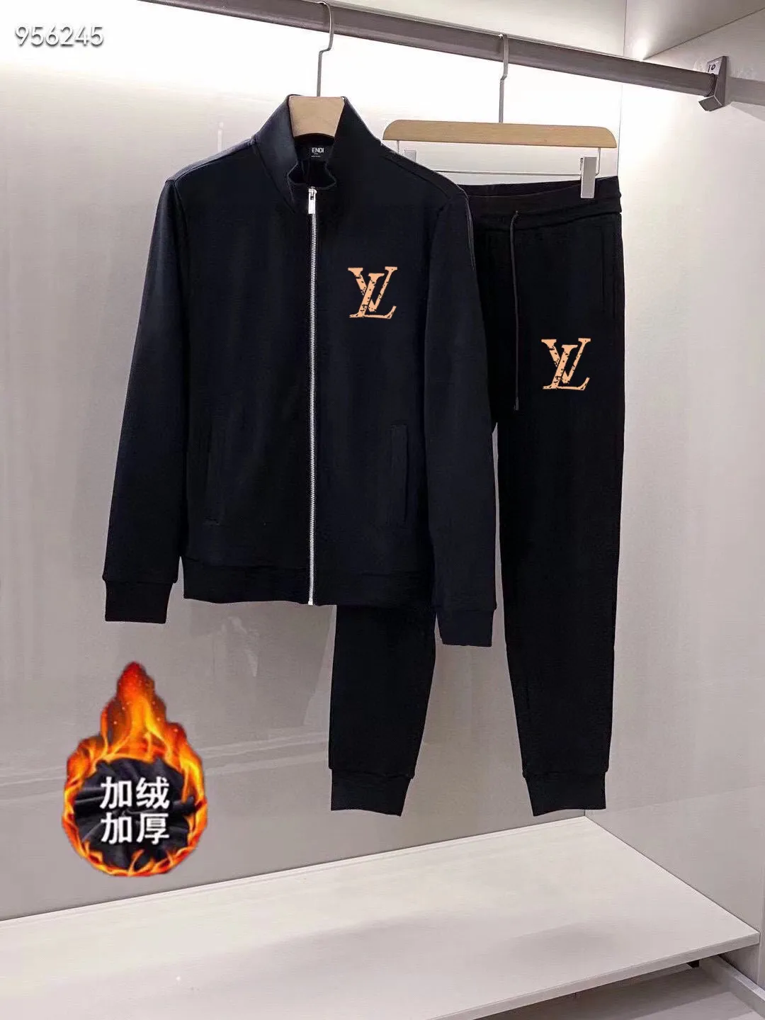 🅿️460 brand [LV Louis Vuitton] (velvet and thickened) 2025 autumn and winter new products, celebrities’ favorite fashion-flavored casual suits, clean and neat tailoring, full of urban style. Made of high-quality customized fabrics, the inner warmth is excellent, the hand feels soft and dry, and the upper body effect is crisp and stylish. The three-dimensional cutting process and the pattern are all of high standards, and the silhouette version has the right benefits! It is not tight at all, and you feel good when you wear it. So many top-quality raw materials create high-end products with unparalleled value. It is the first choice for high-end fashion people. (Size: M-4XL can wear up to 200 pounds)